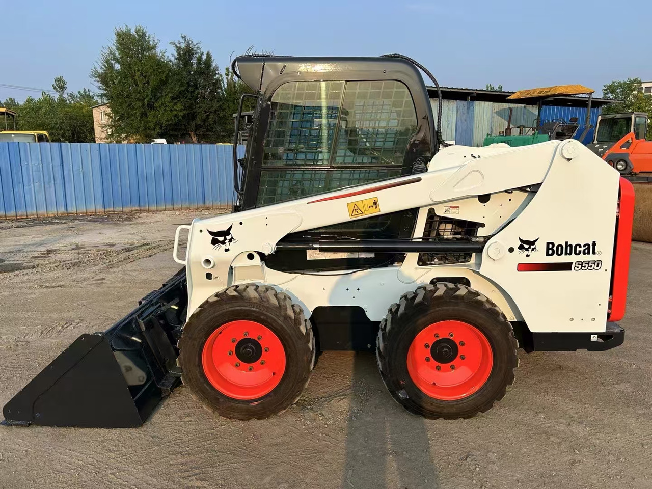 BOBCAT High Performance Low Hours Excellent Condition Reliable Second Hand Bobcat S550 Skid Steer Loader in Stock for Sale - Építőipari gépek: 2 kép. BOBCAT High Performance Low Hours Excellent Condition Reliable Second Hand Bobcat S550 Skid Steer Loader in Stock for Sale - Építőipari gépek: 2 kép.