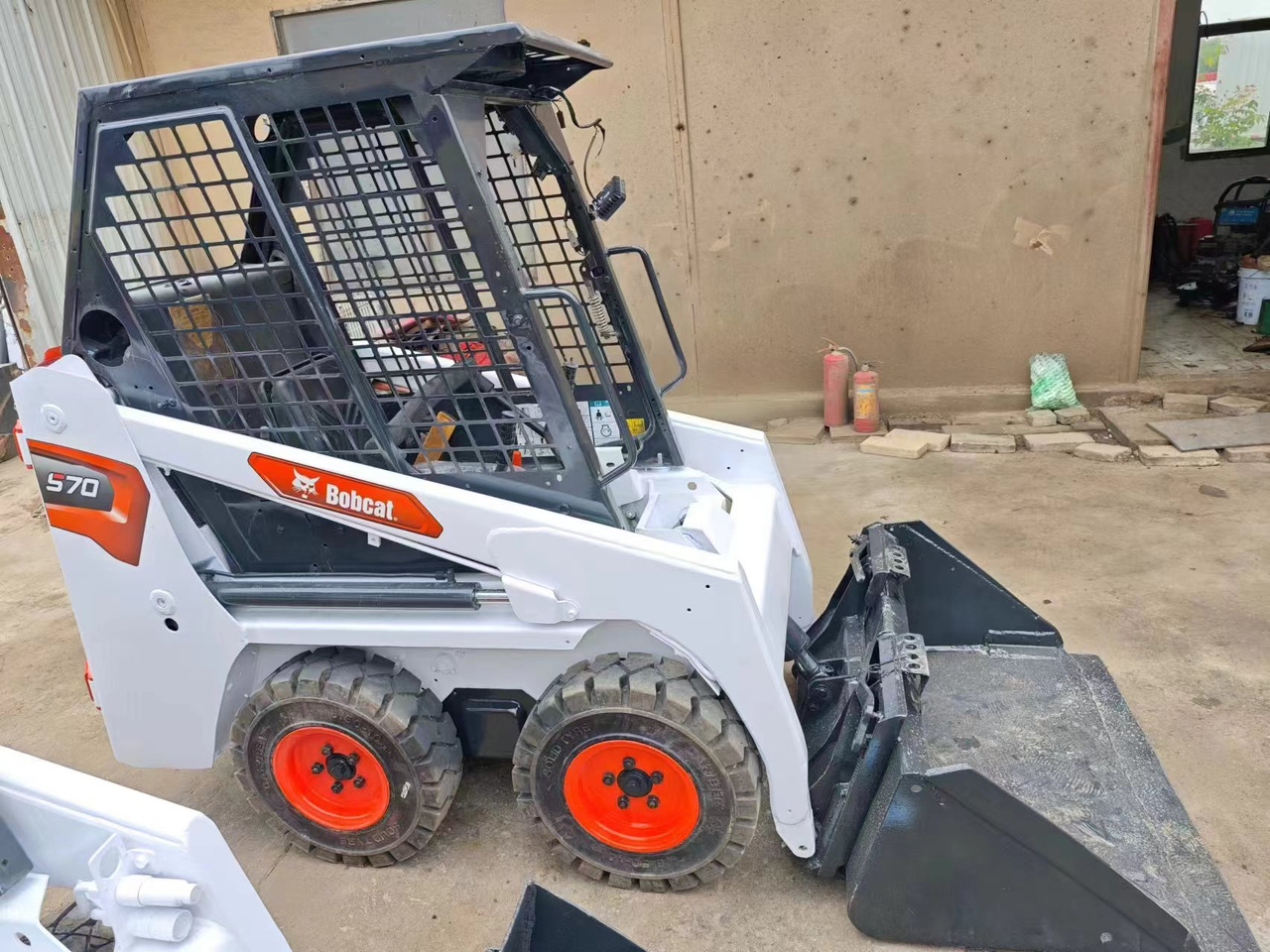 BOBCAT used bobcat s70 hotsale high quality - Építőipari gépek: 2 kép. BOBCAT used bobcat s70 hotsale high quality - Építőipari gépek: 2 kép.
