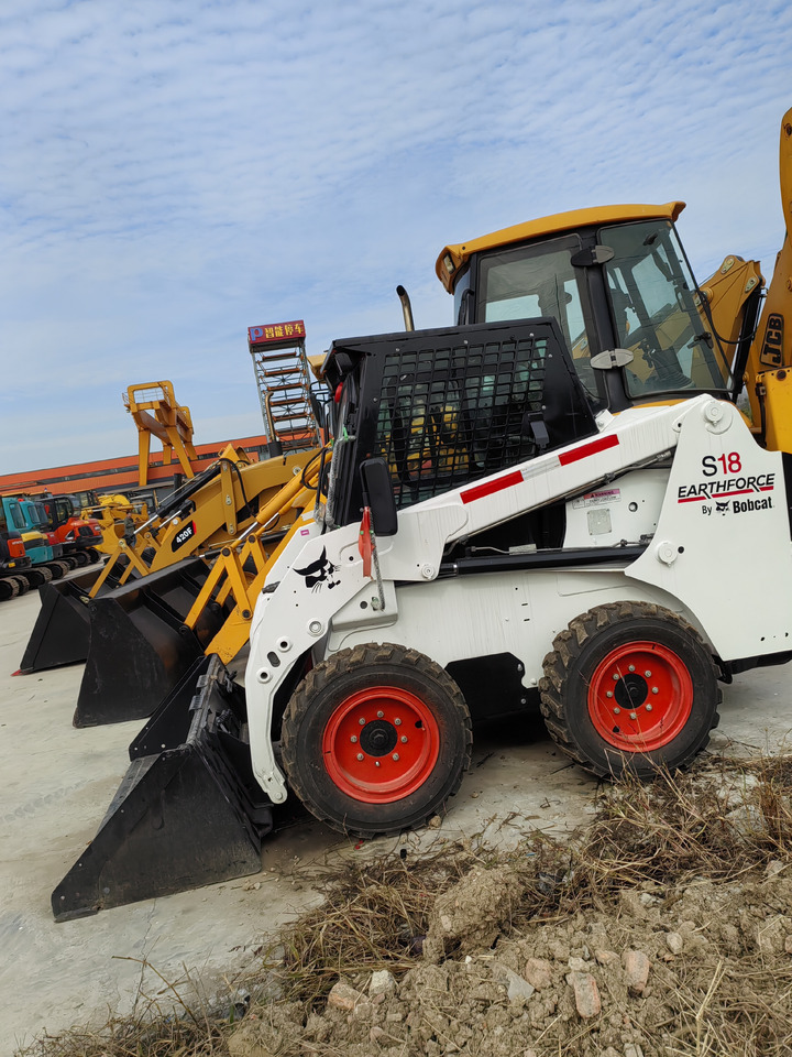 BOBCAT used second-hand good condition Bobcat S18 - Építőipari gépek: 3 kép. BOBCAT used second-hand good condition Bobcat S18 - Építőipari gépek: 3 kép.