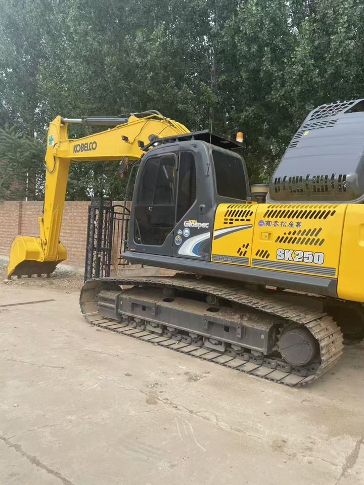 KOBELCO High Efficiency KOBELCO SK250 Excavator - Építőipari gépek: 1 kép. KOBELCO High Efficiency KOBELCO SK250 Excavator - Építőipari gépek: 1 kép.