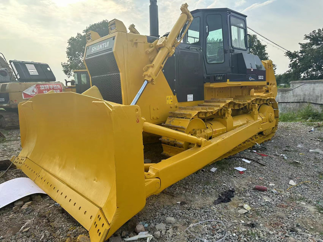 SHANTUI SD32 Used Machine Construction Bulldozer - Építőipari gépek: 1 kép. SHANTUI SD32 Used Machine Construction Bulldozer - Építőipari gépek: 1 kép.