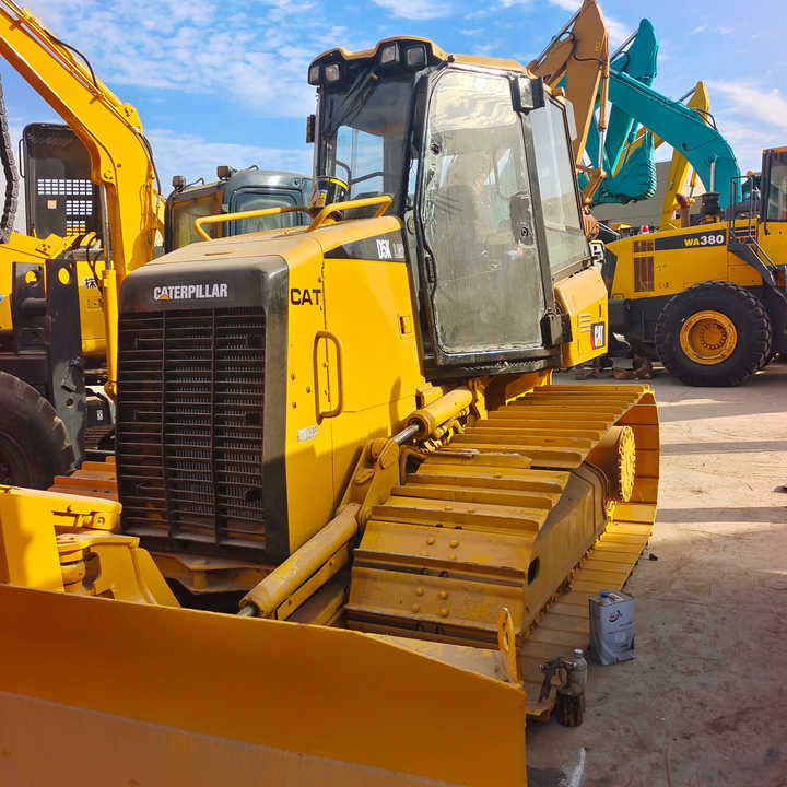 Good Condition D3K Bulldozer Used Crawler Bulldozer with Parts Price Bulldozers - Buldózer: 1 kép. Good Condition D3K Bulldozer Used Crawler Bulldozer with Parts Price Bulldozers - Buldózer: 1 kép.