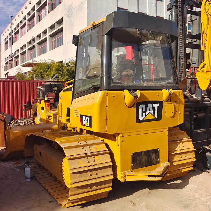Good Condition D3K Bulldozer Used Crawler Bulldozer with Parts Price Bulldozers - Buldózer: 3 kép. Good Condition D3K Bulldozer Used Crawler Bulldozer with Parts Price Bulldozers - Buldózer: 3 kép.