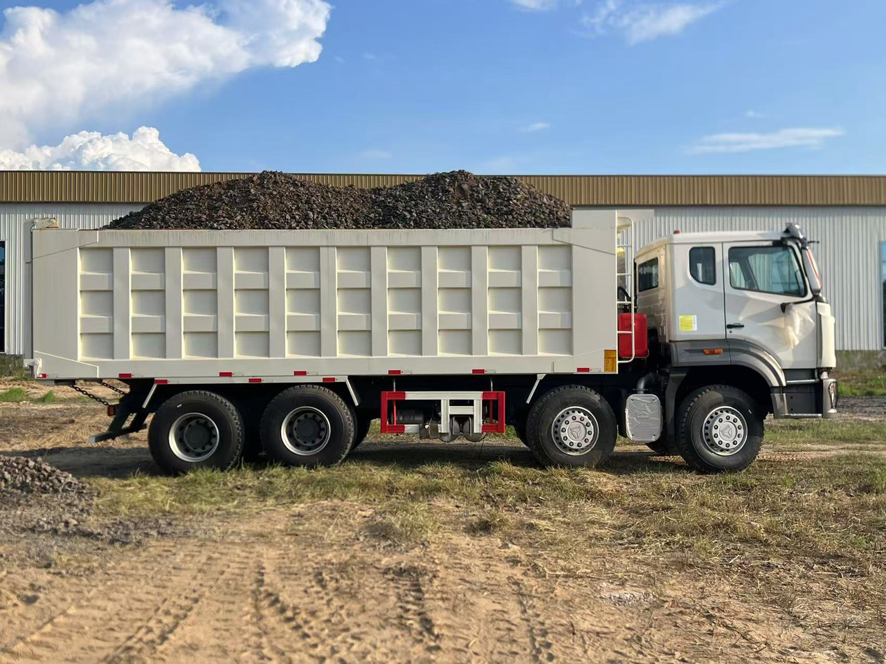 HOWO Used Dump Truck8*4 6*4 - Billenőplatós teherautó: 4 kép. HOWO Used Dump Truck8*4 6*4 - Billenőplatós teherautó: 4 kép.