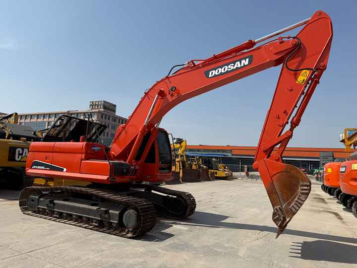 Heavy-Duty Doosan DX225LC-9C Excavator for Mining & Construction - Well-Maintained, Warranty Included - Lánctalpas kotró: 2 kép. Heavy-Duty Doosan DX225LC-9C Excavator for Mining & Construction - Well-Maintained, Warranty Included - Lánctalpas kotró: 2 kép.