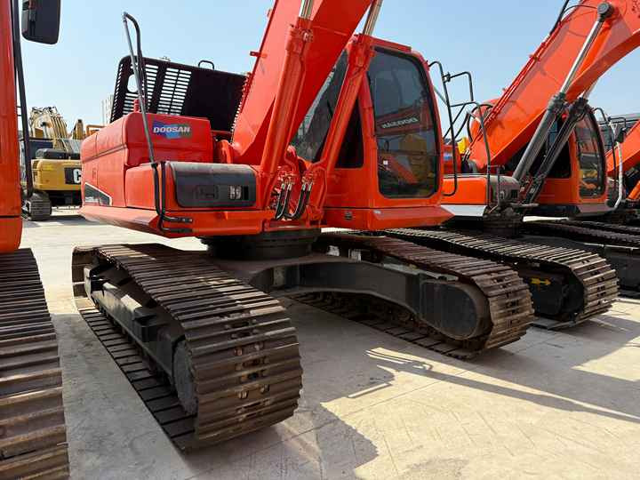 Heavy-Duty Doosan DX225LC-9C Excavator for Mining & Construction - Well-Maintained, Warranty Included - Lánctalpas kotró: 3 kép. Heavy-Duty Doosan DX225LC-9C Excavator for Mining & Construction - Well-Maintained, Warranty Included - Lánctalpas kotró: 3 kép.