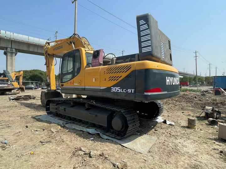 Heavy-Duty Hyundai 305 Excavator for Mining & Construction - Well-Maintained, Warranty Included - Lánctalpas kotró: 4 kép. Heavy-Duty Hyundai 305 Excavator for Mining & Construction - Well-Maintained, Warranty Included - Lánctalpas kotró: 4 kép.