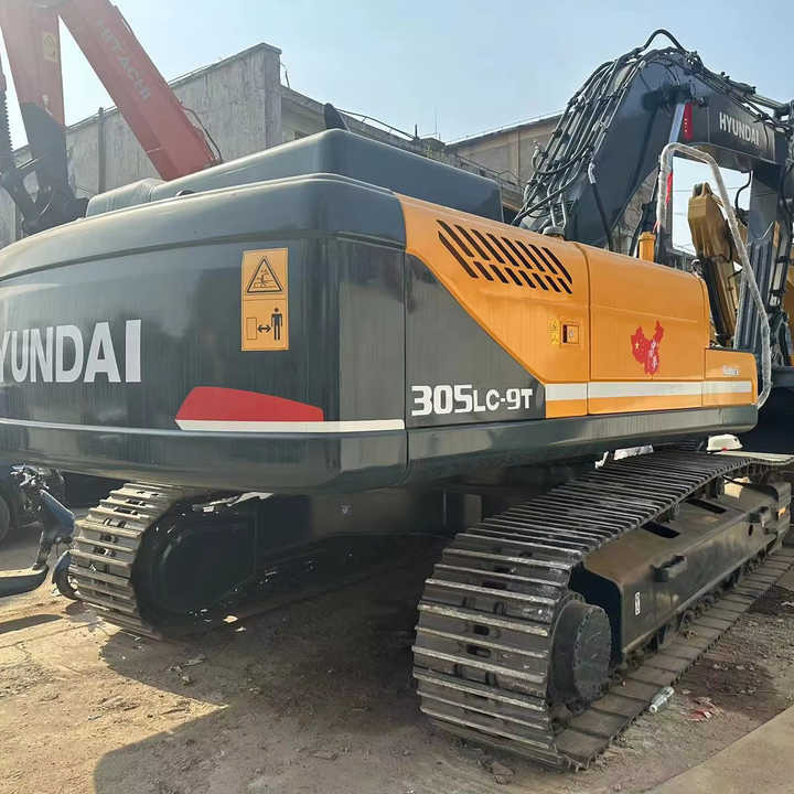 Heavy-Duty Hyundai 305 Excavator for Mining & Construction - Well-Maintained, Warranty Included - Lánctalpas kotró: 2 kép. Heavy-Duty Hyundai 305 Excavator for Mining & Construction - Well-Maintained, Warranty Included - Lánctalpas kotró: 2 kép.