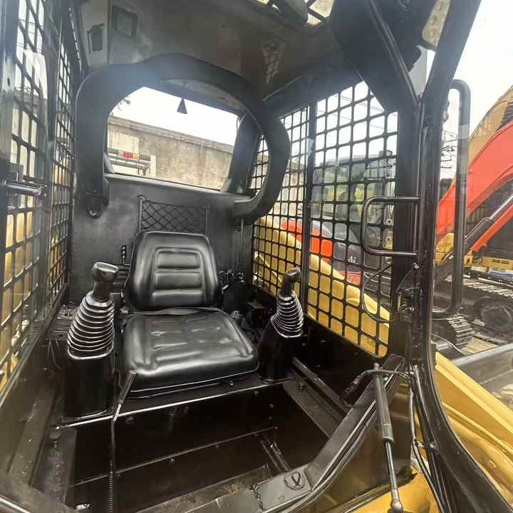 High Quality Used Cat 246D3 Excavator with Low Working Hours and Best Price Used Cat 246D3 Machine with Cheap Price for Sale - Mini homlokrakodó: 3 kép. High Quality Used Cat 246D3 Excavator with Low Working Hours and Best Price Used Cat 246D3 Machine with Cheap Price for Sale - Mini homlokrakodó: 3 kép.