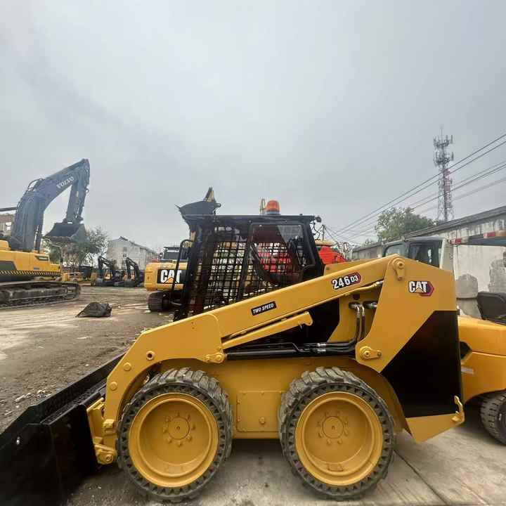High Quality Used Cat 246D3 Excavator with Low Working Hours and Best Price Used Cat 246D3 Machine with Cheap Price for Sale - Mini homlokrakodó: 1 kép. High Quality Used Cat 246D3 Excavator with Low Working Hours and Best Price Used Cat 246D3 Machine with Cheap Price for Sale - Mini homlokrakodó: 1 kép.