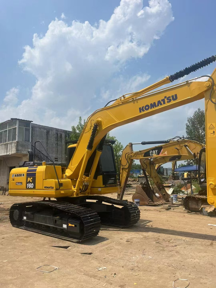 KOMATSU Used Second-hand Hotsale Excavator PC160 - Lánctalpas kotró: 1 kép. KOMATSU Used Second-hand Hotsale Excavator PC160 - Lánctalpas kotró: 1 kép.