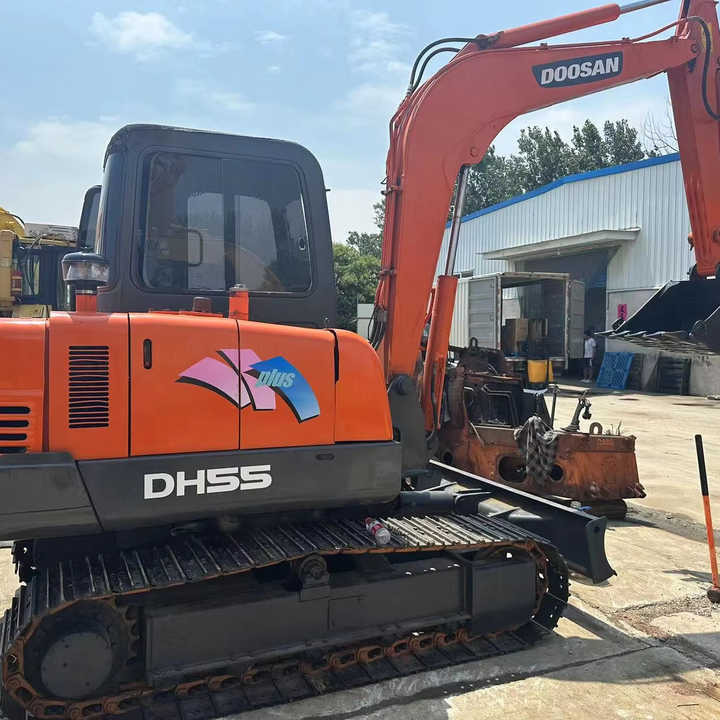 Low Shipping Used Excavator Doosan DH55 Good Condition with Low Hours - Lánctalpas kotró: 1 kép. Low Shipping Used Excavator Doosan DH55 Good Condition with Low Hours - Lánctalpas kotró: 1 kép.
