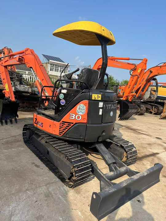 Mini 3-Ton Excavator used Hitachi ZX30 excavator with Excellent Performance and Low Price for sale! - Kotrógép: 2 kép. Mini 3-Ton Excavator used Hitachi ZX30 excavator with Excellent Performance and Low Price for sale! - Kotrógép: 2 kép.