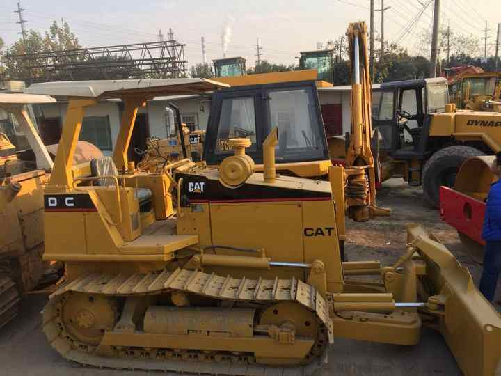 Mini CAT Bulldozer D3c D3 D3k D3m D4h D4m D4k D5h D5g D5k D5m Used Bulldozer with Ripper for Sale - Buldózer: 2 kép. Mini CAT Bulldozer D3c D3 D3k D3m D4h D4m D4k D5h D5g D5k D5m Used Bulldozer with Ripper for Sale - Buldózer: 2 kép.