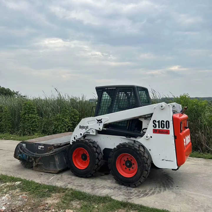 New Arrival Bobcat S160 Skid Steer Loader Available on Sale Hydraulic Type Manufacturer Anhui ZhaoMi - Gumikerekes homlokrakodó: 1 kép. New Arrival Bobcat S160 Skid Steer Loader Available on Sale Hydraulic Type Manufacturer Anhui ZhaoMi - Gumikerekes homlokrakodó: 1 kép.