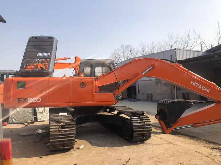 Original Japan Hitachi ZX200 Excavator Hitachi Excavator in Low Price for Hot Sale - Lánctalpas kotró: 2 kép. Original Japan Hitachi ZX200 Excavator Hitachi Excavator in Low Price for Hot Sale - Lánctalpas kotró: 2 kép.