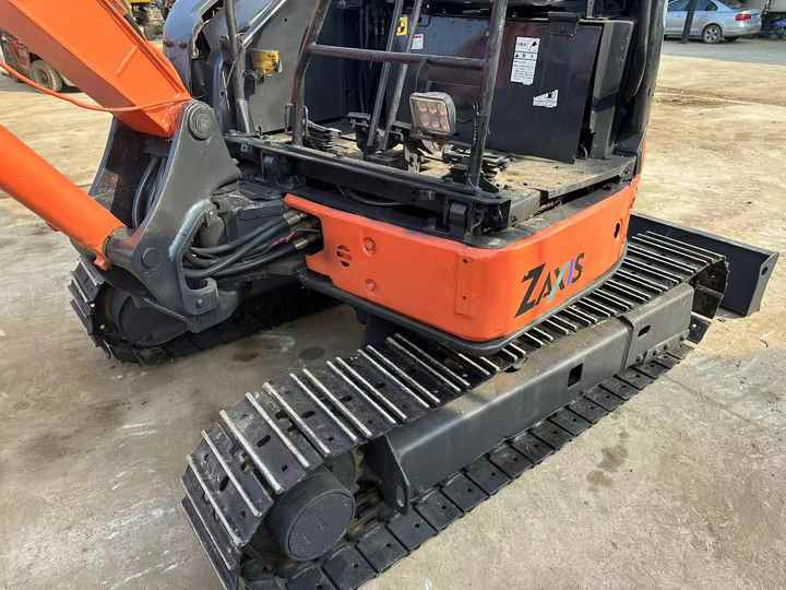 Original Japan Hitachi ZX30 Excavator Hitachi Excavator in Low Price for Hot Sale - Lánctalpas kotró: 5 kép. Original Japan Hitachi ZX30 Excavator Hitachi Excavator in Low Price for Hot Sale - Lánctalpas kotró: 5 kép.