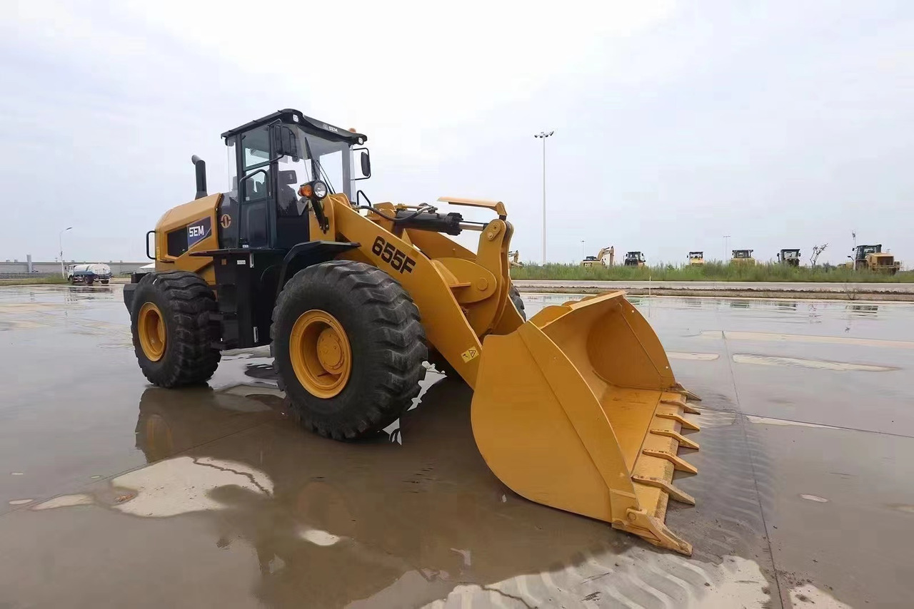 SEM The brand-new Loader SEM 656 655 - Gumikerekes homlokrakodó: 2 kép. SEM The brand-new Loader SEM 656 655 - Gumikerekes homlokrakodó: 2 kép.