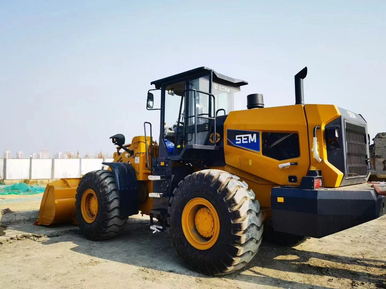 SEM The brand-new Loader SEM 656 655 - Gumikerekes homlokrakodó: 4 kép. SEM The brand-new Loader SEM 656 655 - Gumikerekes homlokrakodó: 4 kép.