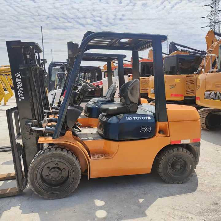 Secod Hand Japanese Brand Toyota 30 Forklift Mini 3 Ton Forklift with Good Performance and Less Working Time for Sale - Villás targonca: 3 kép. Secod Hand Japanese Brand Toyota 30 Forklift Mini 3 Ton Forklift with Good Performance and Less Working Time for Sale - Villás targonca: 3 kép.
