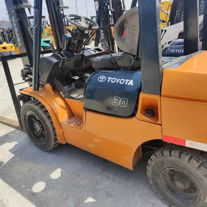 Secod Hand Japanese Brand Toyota 30 Forklift Mini 3 Ton Forklift with Good Performance and Less Working Time for Sale - Villás targonca: 5 kép. Secod Hand Japanese Brand Toyota 30 Forklift Mini 3 Ton Forklift with Good Performance and Less Working Time for Sale - Villás targonca: 5 kép.