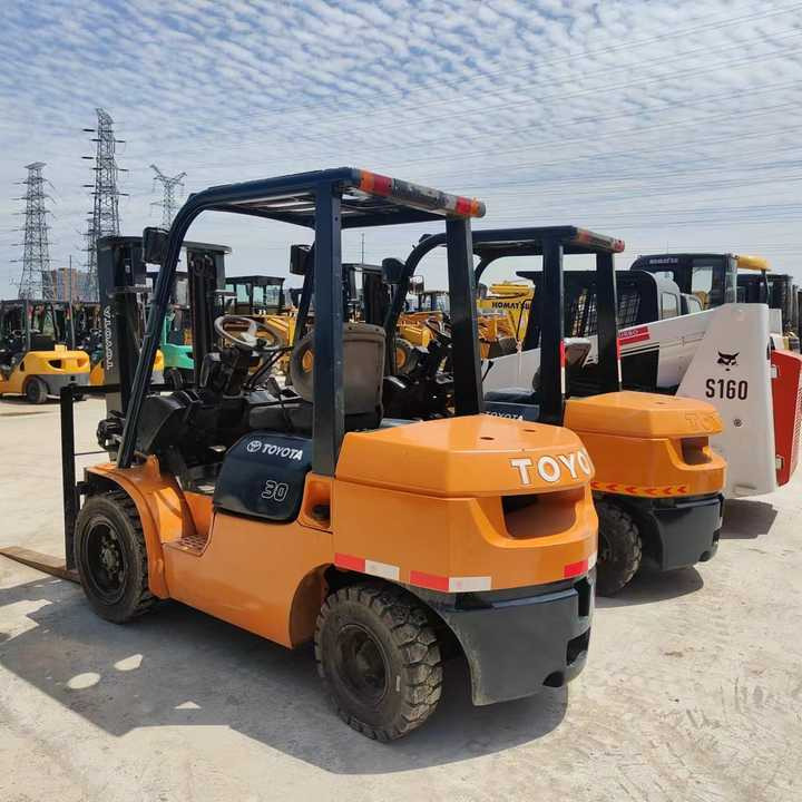 Secod Hand Japanese Brand Toyota 30 Forklift Mini 3 Ton Forklift with Good Performance and Less Working Time for Sale - Villás targonca: 1 kép. Secod Hand Japanese Brand Toyota 30 Forklift Mini 3 Ton Forklift with Good Performance and Less Working Time for Sale - Villás targonca: 1 kép.