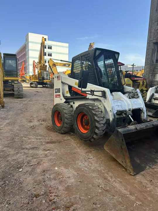 Second Hand BOBCAT S300 Skid-steer Loader with Very Good Performance Is for Sale at a Low Price - Mini homlokrakodó: 3 kép. Second Hand BOBCAT S300 Skid-steer Loader with Very Good Performance Is for Sale at a Low Price - Mini homlokrakodó: 3 kép.