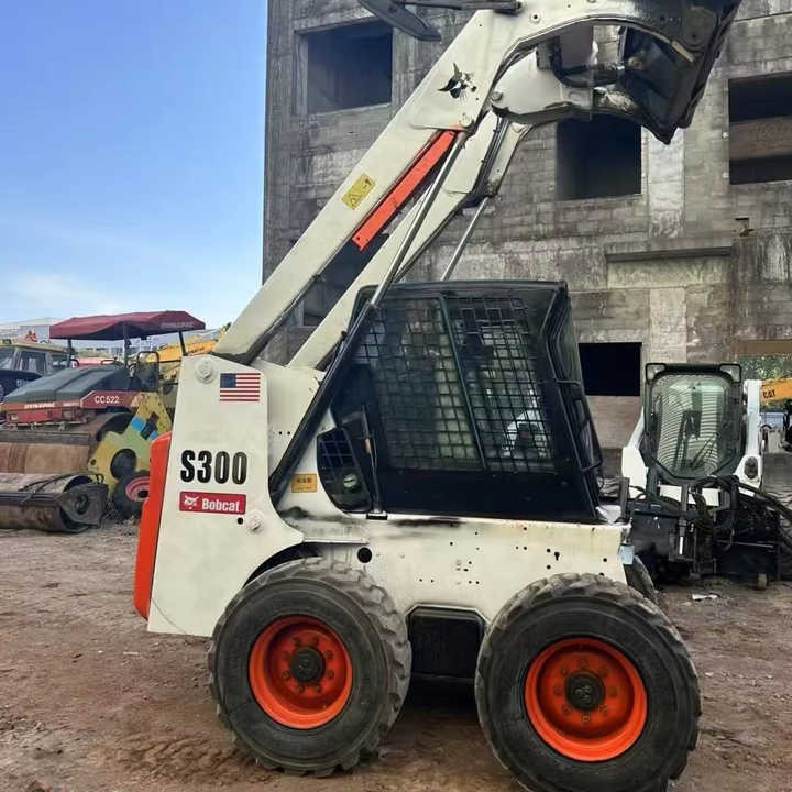 Second Hand BOBCAT S300 Skid-steer Loader with Very Good Performance Is for Sale at a Low Price - Mini homlokrakodó: 1 kép. Second Hand BOBCAT S300 Skid-steer Loader with Very Good Performance Is for Sale at a Low Price - Mini homlokrakodó: 1 kép.