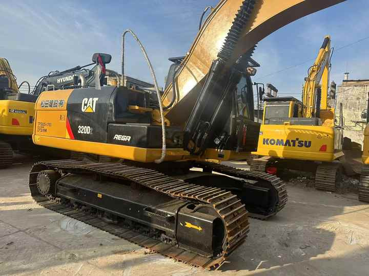 Second Hand Excavator 320D Used Low Price Caterpillar CAT 312D 315D 320D 325D in Good Condition - Lánctalpas kotró: 4 kép. Second Hand Excavator 320D Used Low Price Caterpillar CAT 312D 315D 320D 325D in Good Condition - Lánctalpas kotró: 4 kép.