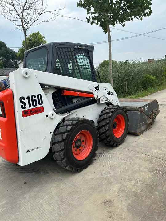 USED BOBCAT S160 Skid-steer Loader Bobcat S160 Carry Sweeper with Very Good Performance Is for Sale at a Low Price. - Mini homlokrakodó: 4 kép. USED BOBCAT S160 Skid-steer Loader Bobcat S160 Carry Sweeper with Very Good Performance Is for Sale at a Low Price. - Mini homlokrakodó: 4 kép.
