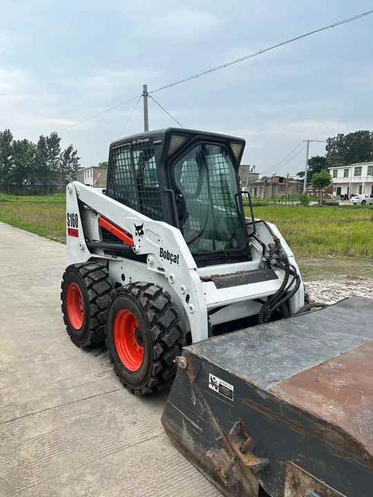 USED BOBCAT S160 Skid-steer Loader Bobcat S160 Carry Sweeper with Very Good Performance Is for Sale at a Low Price. - Mini homlokrakodó: 2 kép. USED BOBCAT S160 Skid-steer Loader Bobcat S160 Carry Sweeper with Very Good Performance Is for Sale at a Low Price. - Mini homlokrakodó: 2 kép.