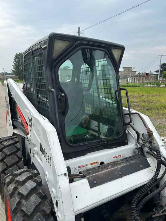 USED BOBCAT S160 Skid-steer Loader Bobcat S160 Carry Sweeper with Very Good Performance Is for Sale at a Low Price. - Mini homlokrakodó: 3 kép. USED BOBCAT S160 Skid-steer Loader Bobcat S160 Carry Sweeper with Very Good Performance Is for Sale at a Low Price. - Mini homlokrakodó: 3 kép.