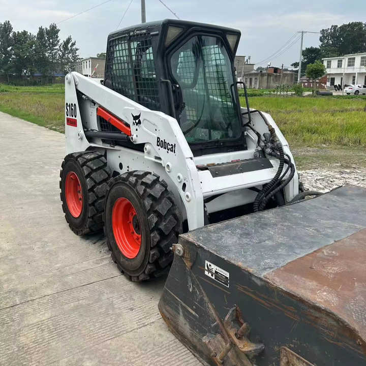 USED BOBCAT S160 Skid-steer Loader Bobcat S160 Carry Sweeper with Very Good Performance Is for Sale at a Low Price. - Mini homlokrakodó: 1 kép. USED BOBCAT S160 Skid-steer Loader Bobcat S160 Carry Sweeper with Very Good Performance Is for Sale at a Low Price. - Mini homlokrakodó: 1 kép.