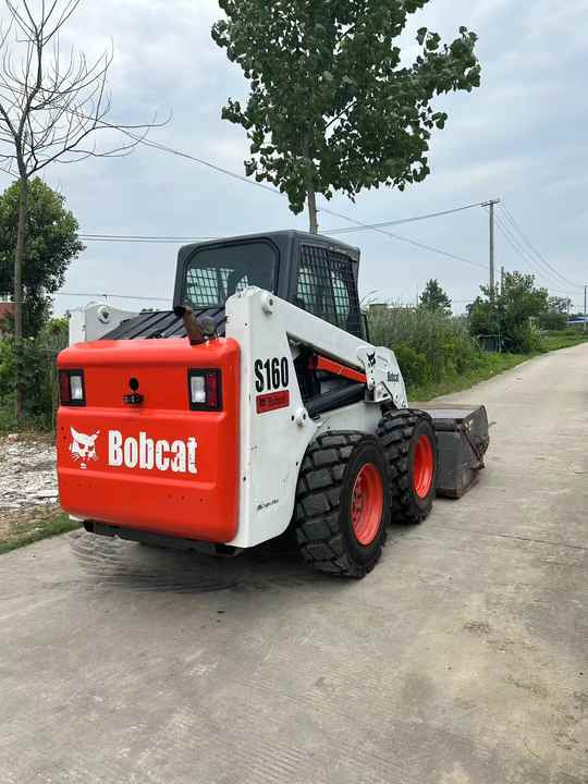 USED BOBCAT S160 Skid-steer Loader Bobcat S160 Carry Sweeper with Very Good Performance Is for Sale at a Low Price. - Mini homlokrakodó: 4 kép. USED BOBCAT S160 Skid-steer Loader Bobcat S160 Carry Sweeper with Very Good Performance Is for Sale at a Low Price. - Mini homlokrakodó: 4 kép.