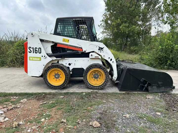 USED BOBCAT S160 Skid-steer Loader with Very Good Performance Is for Sale at a Low Price. - Mini homlokrakodó: 3 kép. USED BOBCAT S160 Skid-steer Loader with Very Good Performance Is for Sale at a Low Price. - Mini homlokrakodó: 3 kép.
