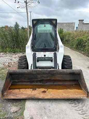 USED BOBCAT S300 Skid-steer Loader with Very Good Performance Is for Sale at a Low Price. S160/s185/s220/330 in Stock - Mini homlokrakodó: 5 kép. USED BOBCAT S300 Skid-steer Loader with Very Good Performance Is for Sale at a Low Price. S160/s185/s220/330 in Stock - Mini homlokrakodó: 5 kép.
