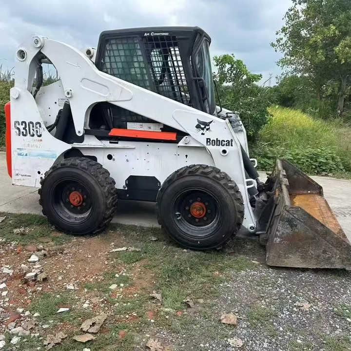 USED BOBCAT S300 Skid-steer Loader with Very Good Performance Is for Sale at a Low Price. S160/s185/s220/330 in Stock - Mini homlokrakodó: 1 kép. USED BOBCAT S300 Skid-steer Loader with Very Good Performance Is for Sale at a Low Price. S160/s185/s220/330 in Stock - Mini homlokrakodó: 1 kép.