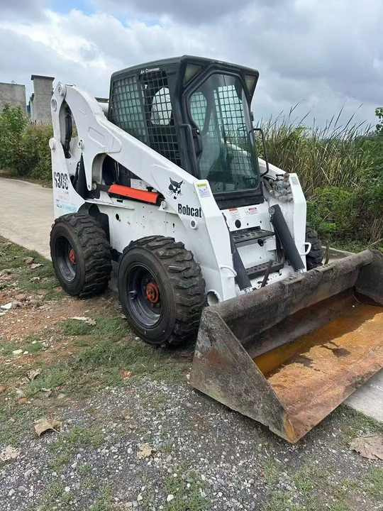 USED BOBCAT S300 Skid-steer Loader with Very Good Performance Is for Sale at a Low Price. S160/s185/s220/330 in Stock - Mini homlokrakodó: 2 kép. USED BOBCAT S300 Skid-steer Loader with Very Good Performance Is for Sale at a Low Price. S160/s185/s220/330 in Stock - Mini homlokrakodó: 2 kép.
