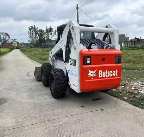 USED BOBCAT S300 Skid-steer Loader with Very Good Performance Is for Sale at a Low Price. S160/s185/s220/330 in Stock - Mini homlokrakodó: 4 kép. USED BOBCAT S300 Skid-steer Loader with Very Good Performance Is for Sale at a Low Price. S160/s185/s220/330 in Stock - Mini homlokrakodó: 4 kép.