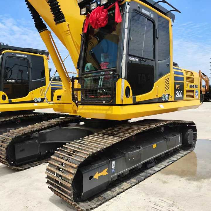 USED komatsu Pc200-8 Excavator with Good Condition for Sale - Kotrógép: 3 kép. USED komatsu Pc200-8 Excavator with Good Condition for Sale - Kotrógép: 3 kép.