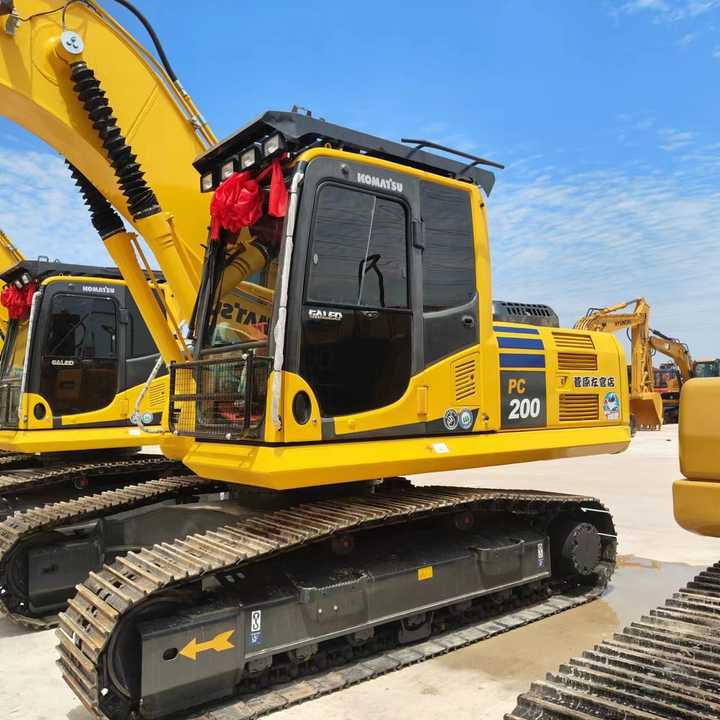 USED komatsu Pc200-8 Excavator with Good Condition for Sale - Kotrógép: 2 kép. USED komatsu Pc200-8 Excavator with Good Condition for Sale - Kotrógép: 2 kép.