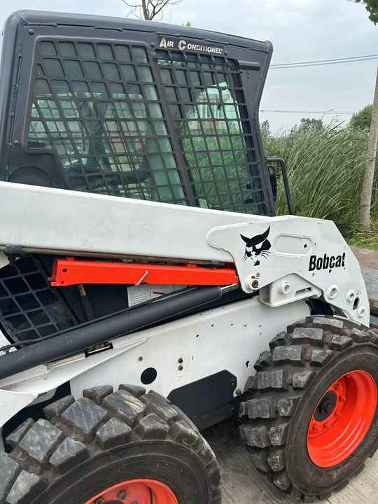 Used Bob Cat Bob Cat S160 Used Mini Skid Steer Wheel Loader Multifunctional Track Loaders Bobcat S160 2.7 Ton - Gumikerekes homlokrakodó: 3 kép. Used Bob Cat Bob Cat S160 Used Mini Skid Steer Wheel Loader Multifunctional Track Loaders Bobcat S160 2.7 Ton - Gumikerekes homlokrakodó: 3 kép.
