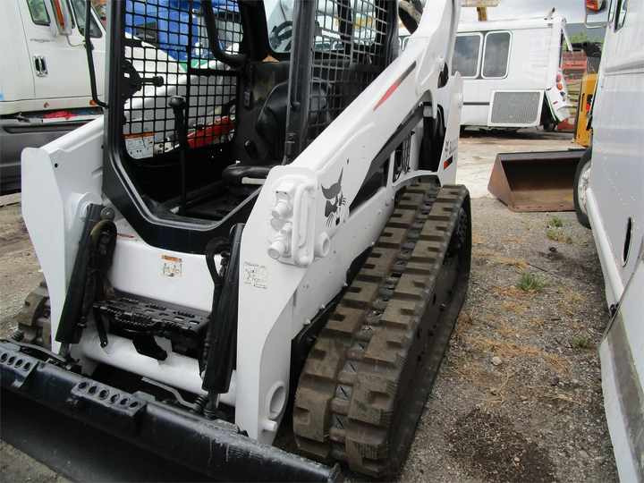 Used Bob Cat Bob Cat T590 Used Skid Steer Wheel Loader Multifunctional Track Loaders Bobcat - Gumikerekes homlokrakodó: 2 kép. Used Bob Cat Bob Cat T590 Used Skid Steer Wheel Loader Multifunctional Track Loaders Bobcat - Gumikerekes homlokrakodó: 2 kép.