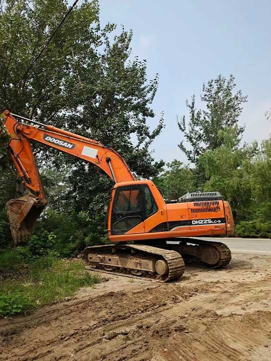 Used Digger DOOSAN DH225 Construction Machinery Construction Digger Used DOOSAN DH225 Cheap Excavator - Lánctalpas kotró: 3 kép. Used Digger DOOSAN DH225 Construction Machinery Construction Digger Used DOOSAN DH225 Cheap Excavator - Lánctalpas kotró: 3 kép.