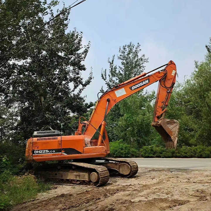 Used Digger DOOSAN DH225 Construction Machinery Construction Digger Used DOOSAN DH225 Cheap Excavator - Lánctalpas kotró: 1 kép. Used Digger DOOSAN DH225 Construction Machinery Construction Digger Used DOOSAN DH225 Cheap Excavator - Lánctalpas kotró: 1 kép.