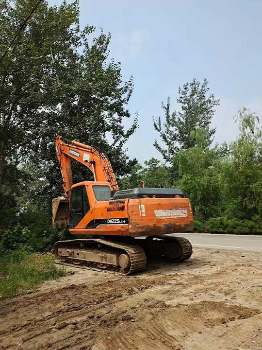 Used Digger DOOSAN DH225 Construction Machinery Construction Digger Used DOOSAN DH225 Cheap Excavator - Lánctalpas kotró: 2 kép. Used Digger DOOSAN DH225 Construction Machinery Construction Digger Used DOOSAN DH225 Cheap Excavator - Lánctalpas kotró: 2 kép.