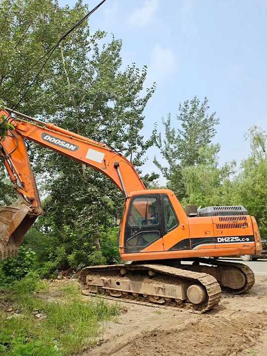 Used Digger DOOSAN DH225 Construction Machinery Construction Digger Used DOOSAN DH225 Cheap Excavator - Lánctalpas kotró: 5 kép. Used Digger DOOSAN DH225 Construction Machinery Construction Digger Used DOOSAN DH225 Cheap Excavator - Lánctalpas kotró: 5 kép.
