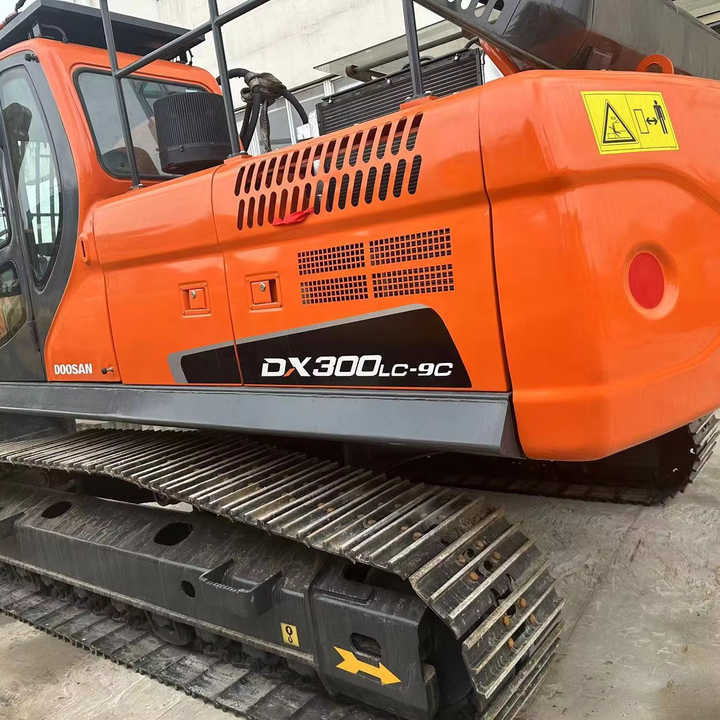 Used Digger DOOSAN DX300 Construction Machinery Construction Digger Used DOOSAN DX300 Cheap Excavator - Lánctalpas kotró: 1 kép. Used Digger DOOSAN DX300 Construction Machinery Construction Digger Used DOOSAN DX300 Cheap Excavator - Lánctalpas kotró: 1 kép.
