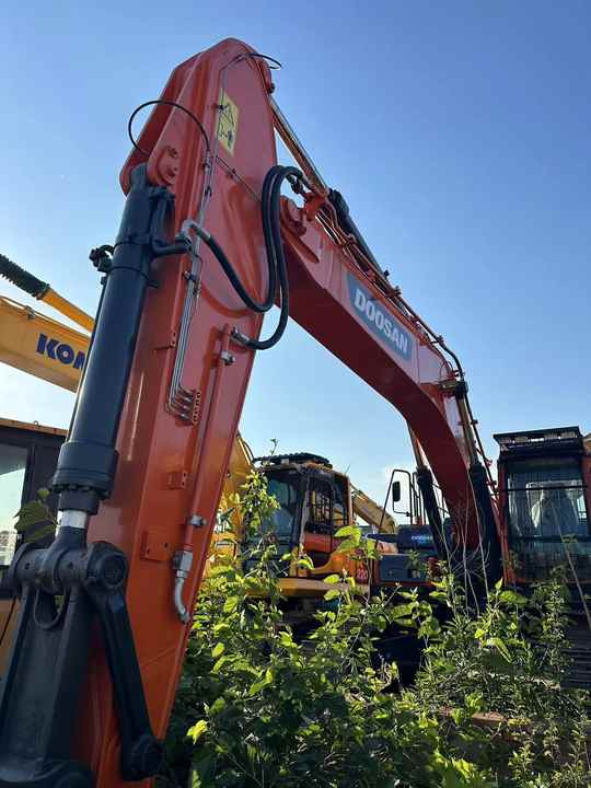 Used Digger DOOSAN DX300 Construction Machinery Construction Digger Used DOOSAN DX300 Cheap Excavator - Lánctalpas kotró: 5 kép. Used Digger DOOSAN DX300 Construction Machinery Construction Digger Used DOOSAN DX300 Cheap Excavator - Lánctalpas kotró: 5 kép.