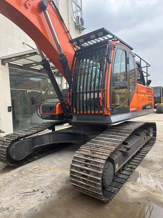 Used Digger DOOSAN DX300 Construction Machinery Construction Digger Used DOOSAN DX300 Cheap Excavator - Lánctalpas kotró: 3 kép. Used Digger DOOSAN DX300 Construction Machinery Construction Digger Used DOOSAN DX300 Cheap Excavator - Lánctalpas kotró: 3 kép.
